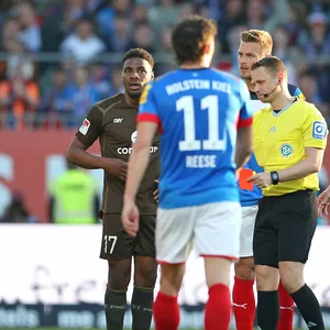 Schiri Kampka zeigte Oladapo Afolayan die Gelb-Rote Karte