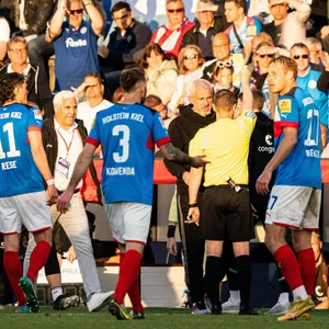 Fabian Hürzeler sieht beim Spiel in Kiel die Gelbe Karte