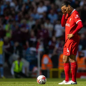 Liverpool-Profi van Dijk legt seine Hand an den Kopf