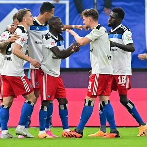HSV-Profi Miro Muheim wird für sein Tor gegen Fürth gefeiert