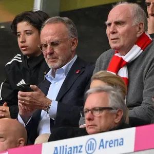 Karl-Heinz Rummenigge (l.) und Uli Hoeneß auf der Tribüne der Allianz Arena