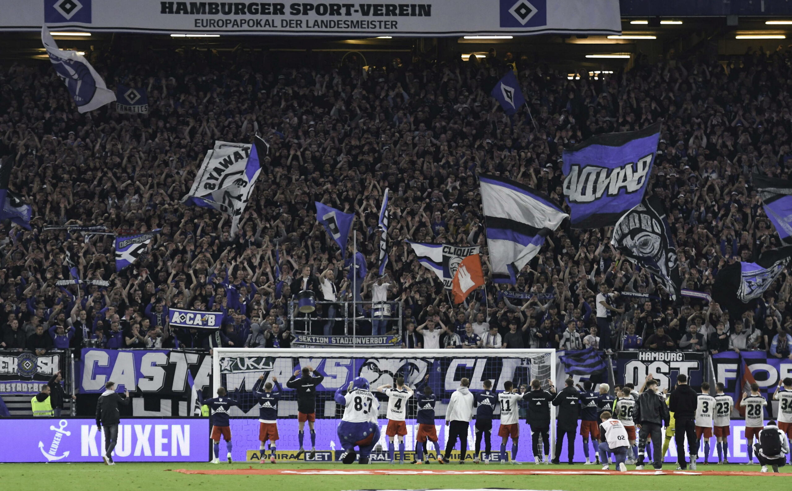 HSV-Profis feiern mit Fans