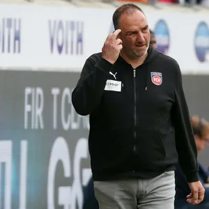 Heidenheims Trainer Frank Schmidt an der Seitenlinie