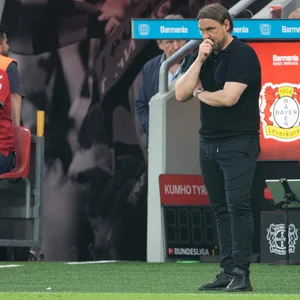 Daniel Farke grübelt an der Seitenlinie