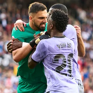 Vinicius Jr und Giorgi Mamardashvili aneinander