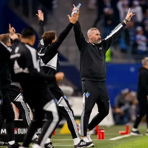 HSV-Trainer Tim Walter jubelt
