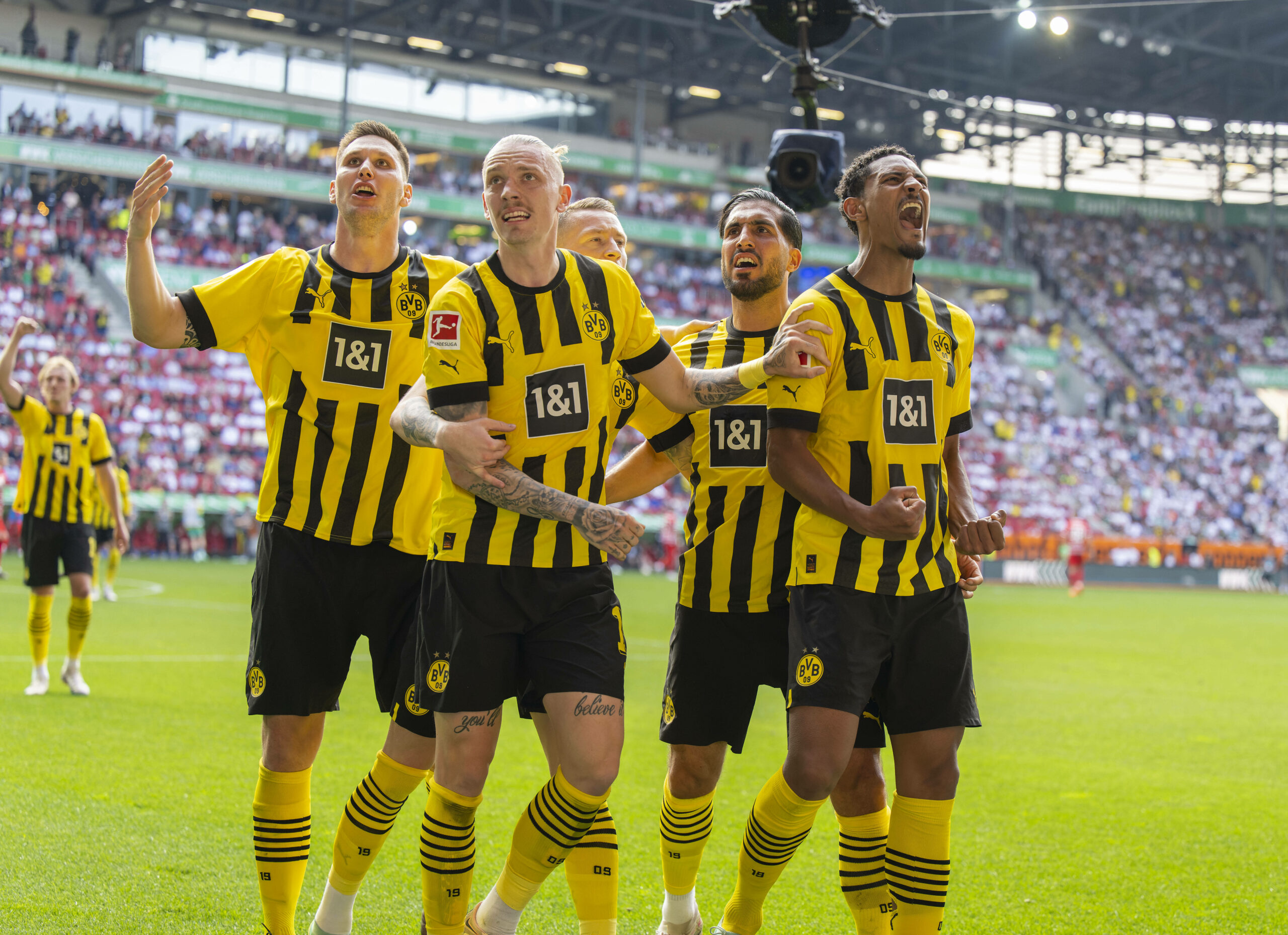 Niklas Süle, Marius Wol, Marco Reus, Emre Can und Sebastien Haller feiern ein Dortmunder Tor.