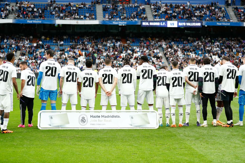 Real Madrid Spieler tragen „Vinicius Jr“ Trikot beim Einlaufen