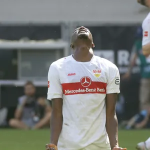 Serhou Guirassy ärgert sich über eine vergebene Torchance.