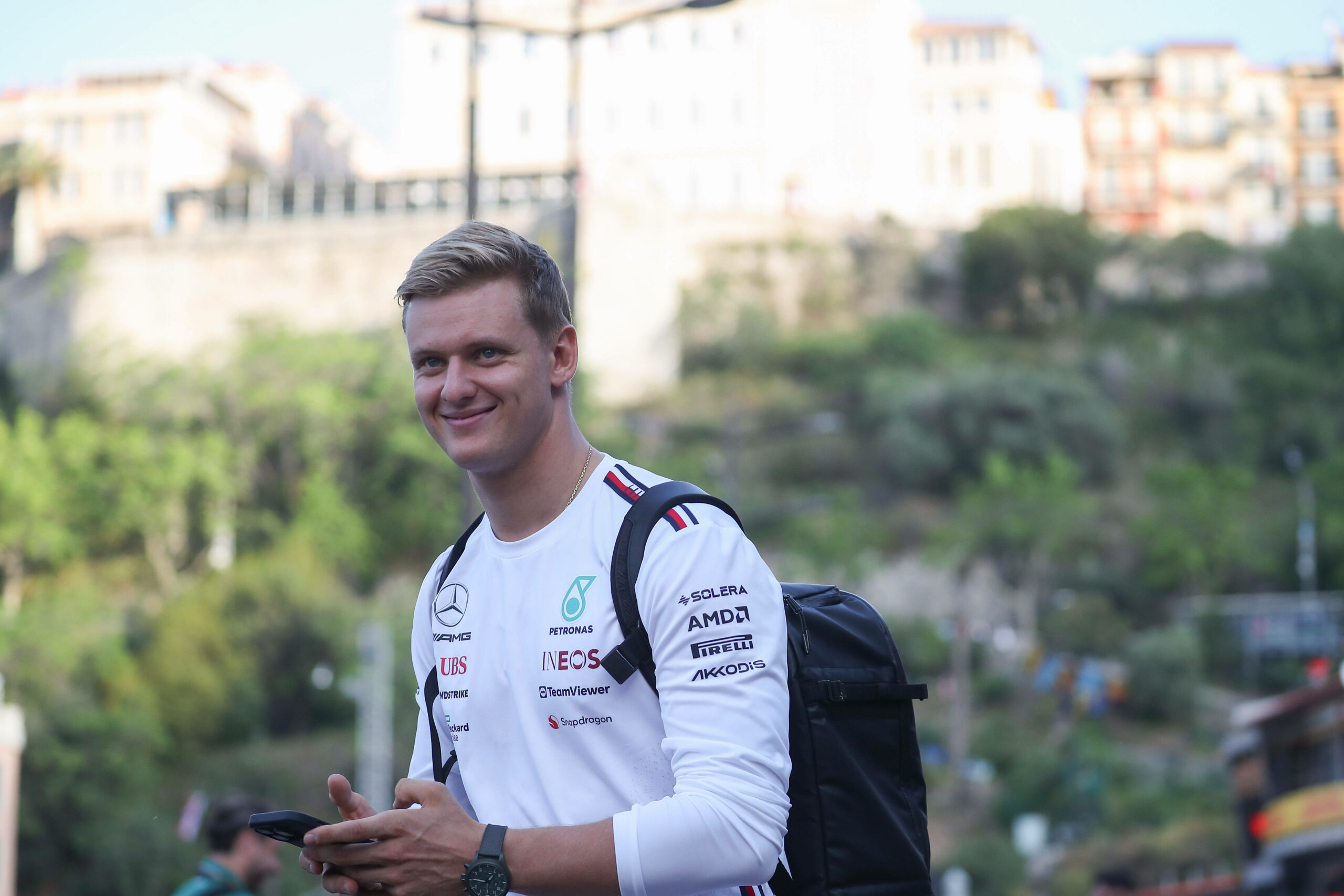 Mick Schumacher lachend in Monaco