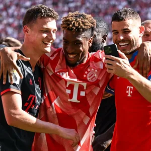 Pavard, Coman und Hernández jubeln gemeinsam