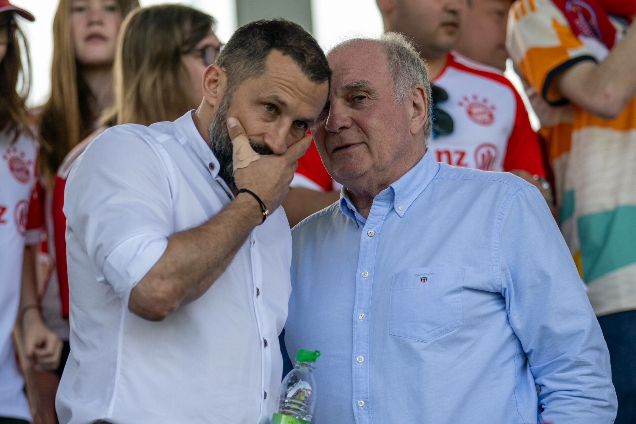 Hasan Salihamidzic und Uli Hoeneß bei den Meister-Feierlichkeiten des FC Bayern