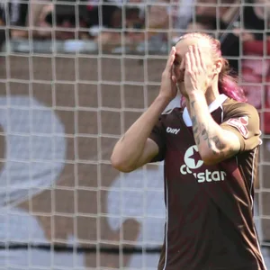 Jackson Irvine schlägt die Hände vorm Gesicht zusammen.