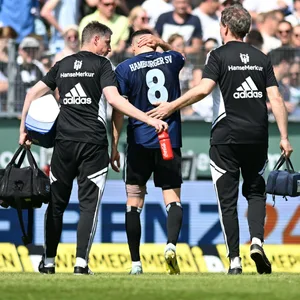 Frühes Aus: HSV-Profi László Bénes verlässt das Spielfeld.