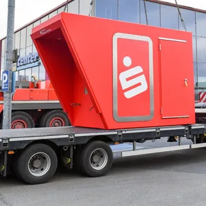 Einer der modernen Geldautomaten-Bunker, rot und mit einem Sparkassen-Logo