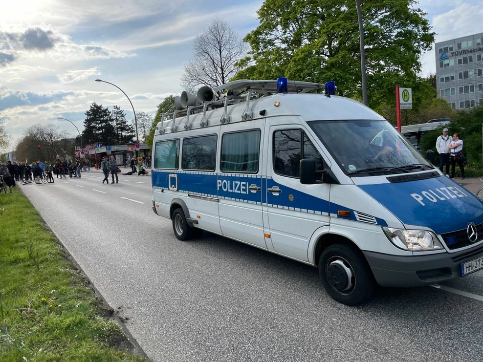 Lautsprecherwagen der Polizei Demo