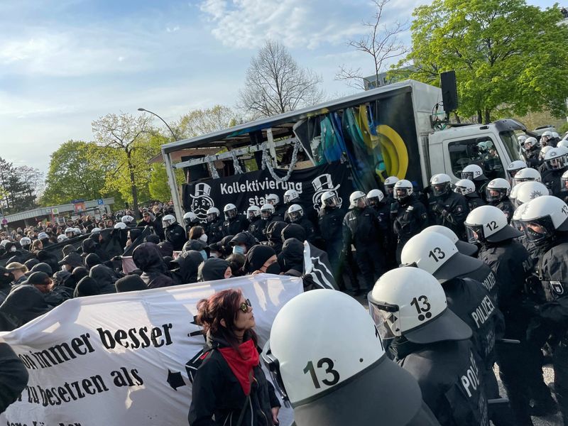 Demonstrant:innen und Polizist:innen stehen sich an Hagenbecks Tierpark gegenüber.