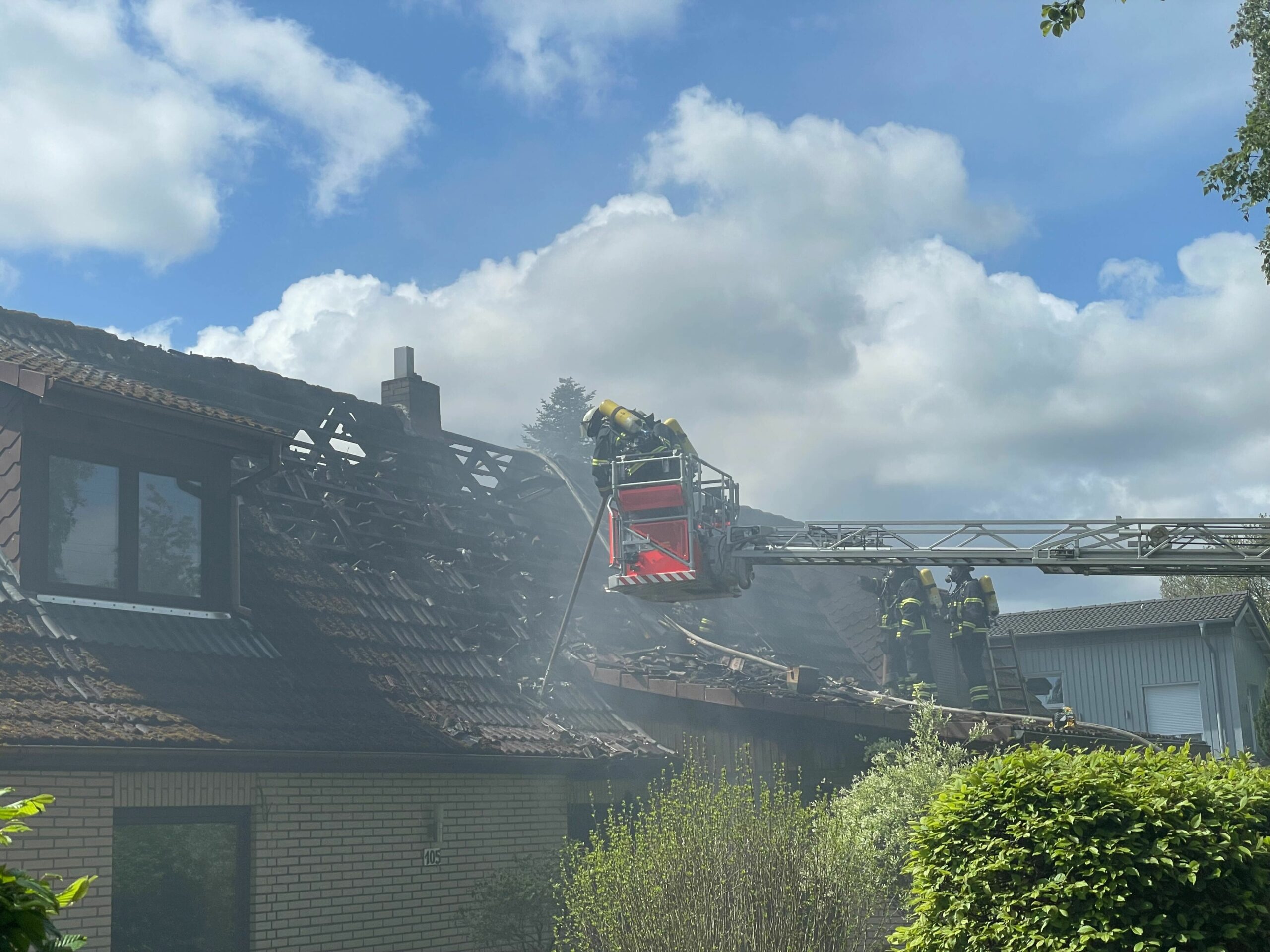Feuerwehrkräfte entfernten Teile des Dachs, um den Brand zu löschen.