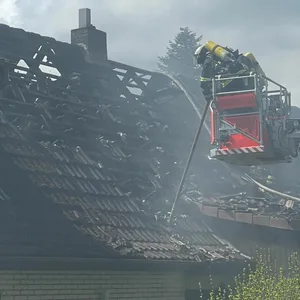 Feuerwehrkräfte entfernten Teile des Dachs, um den Brand zu löschen.