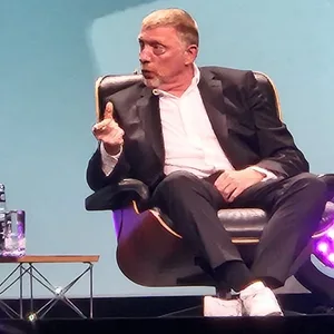Boris Becker im Gespräch mit Philipp Westermeyer (l.).
