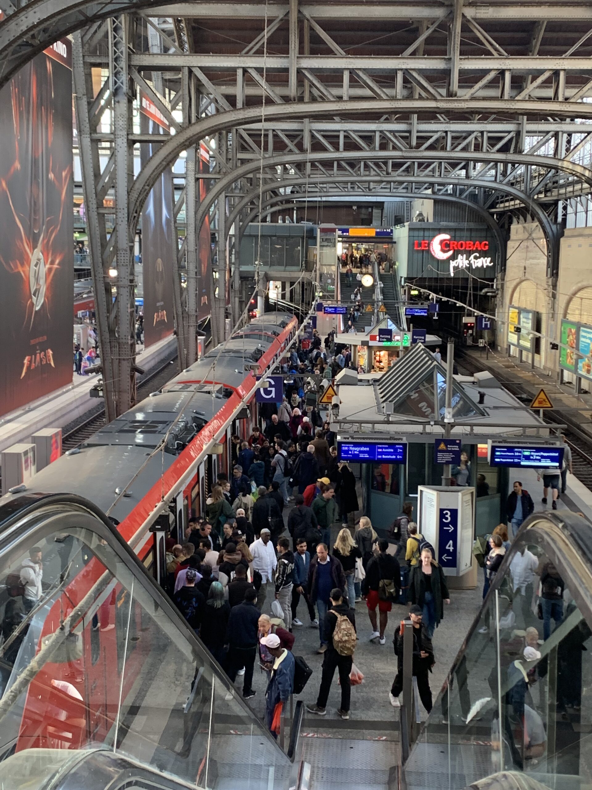 Eine Menschenmenge steigt in eine S-Bahn im Hauptbahnhof Hamburg