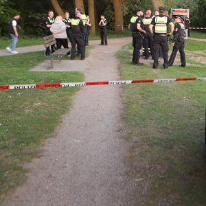 Polizisten am Unfallort: Das Kind hatte sich unbemerkt von der Familie entfernt und war in die Elbe gestürzt.