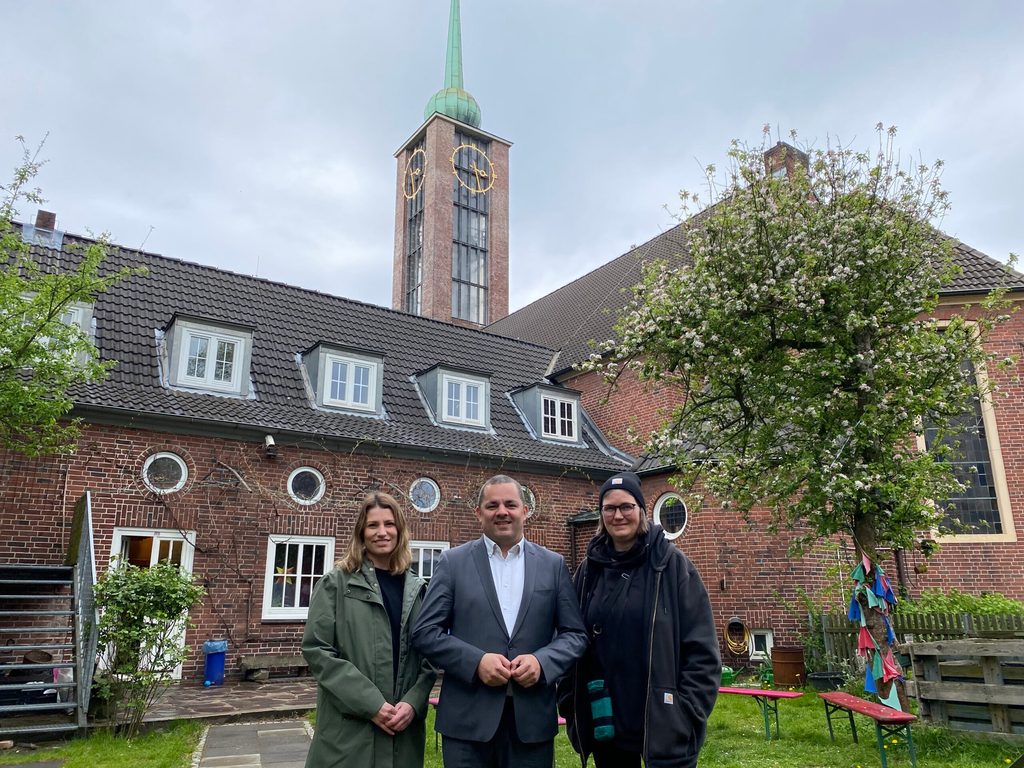Judith Szillus (l.) und Diakonin Uschi Hoffmann stehen mit Ralf Neubauer vor der Immanuelkirche, die zum Stadtteilzentrum werden soll.