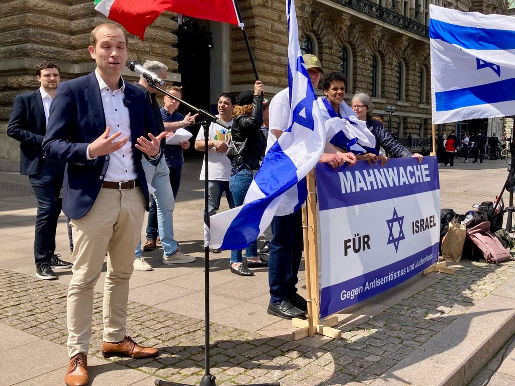 CDU-Chef Dennis Thering bei der Mahnwache für Israel