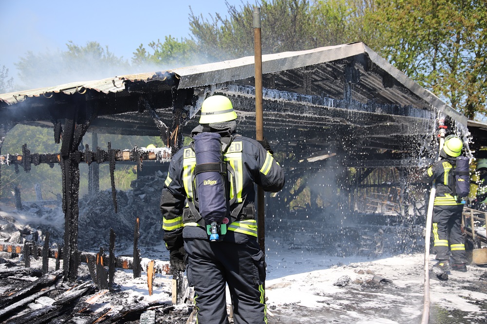 Carport in tensfeld in Flammen – Großalarm für die Feuerwehr