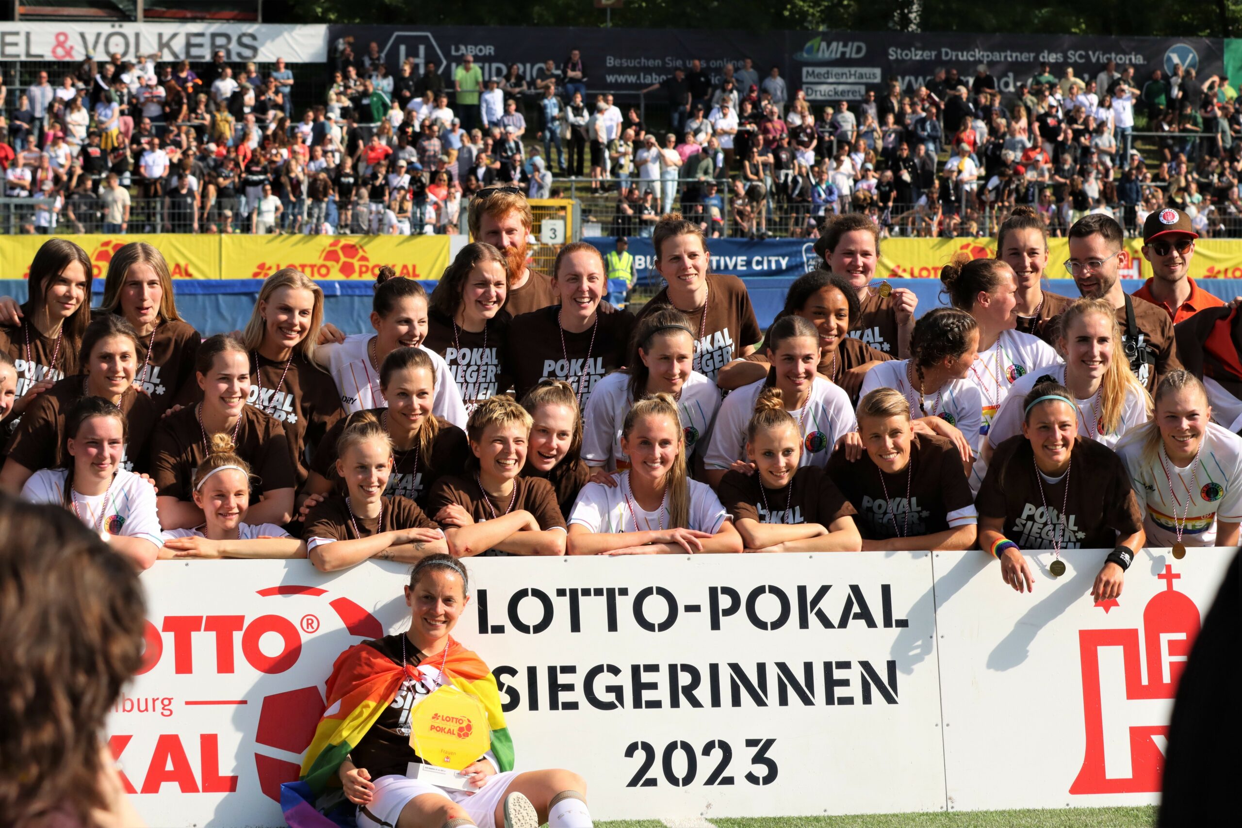 St. Paulis Fußballerinnen feiern den ersten Pokalsieg in ihrer Geschichte.