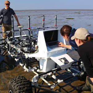 Geophysikalische Messungen im Wattenmeer: Drei Forschende mit einem Gerät