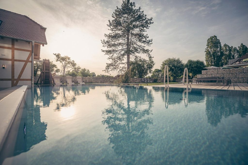 Wie ein verwunschenes Kleinod erscheint der Wellnessgarten in Jordan’s Untermühle.