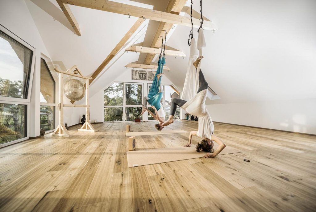 Ein ästhetischer Blickfang sind die Aerial Yoga Einheiten, die regelmäßig in Jordan’s Untermühle angeboten werden.