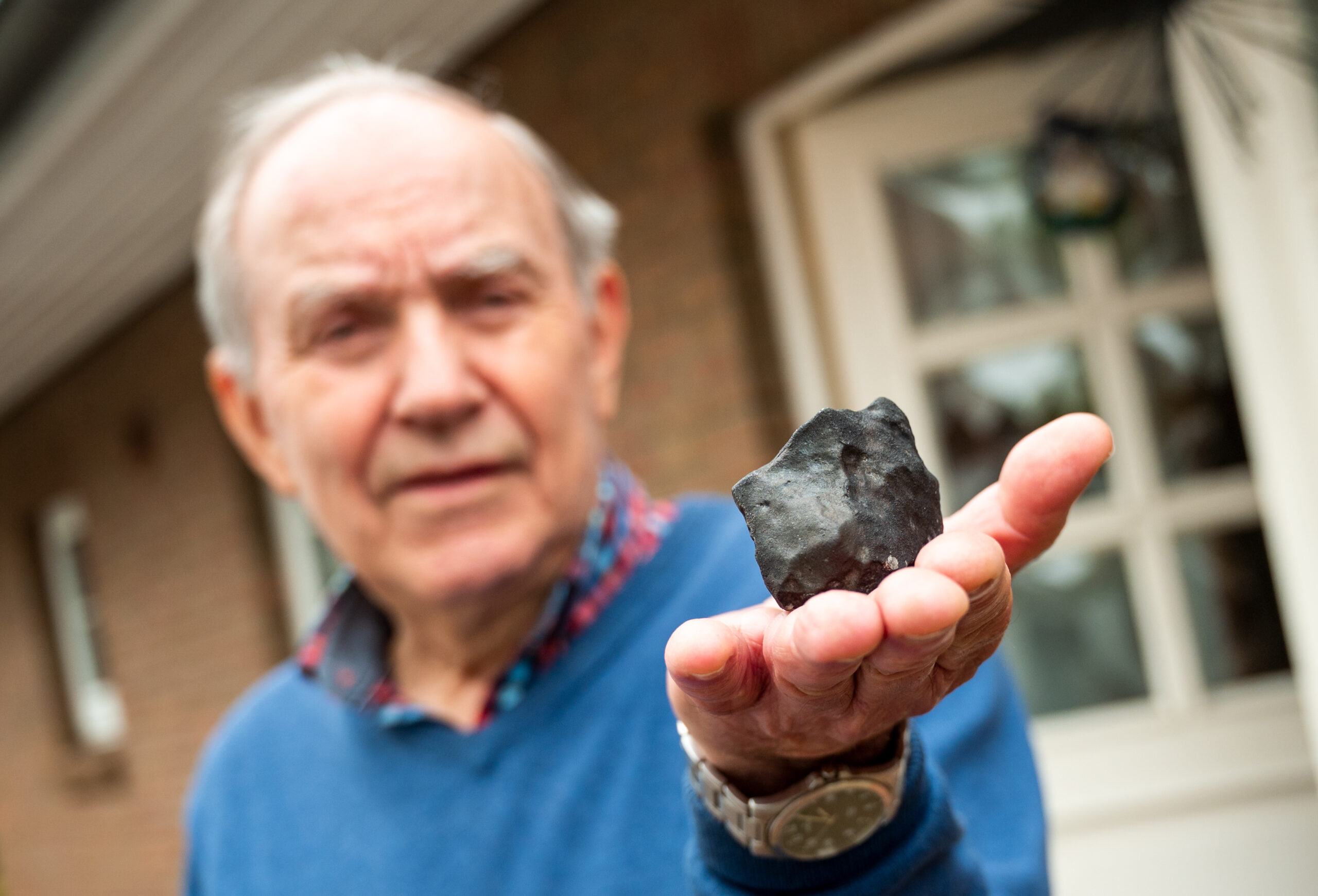 Wilfried Labusch präsentiert den Meteoriten, der das Dach seines Hauses durchschlagen hat.
