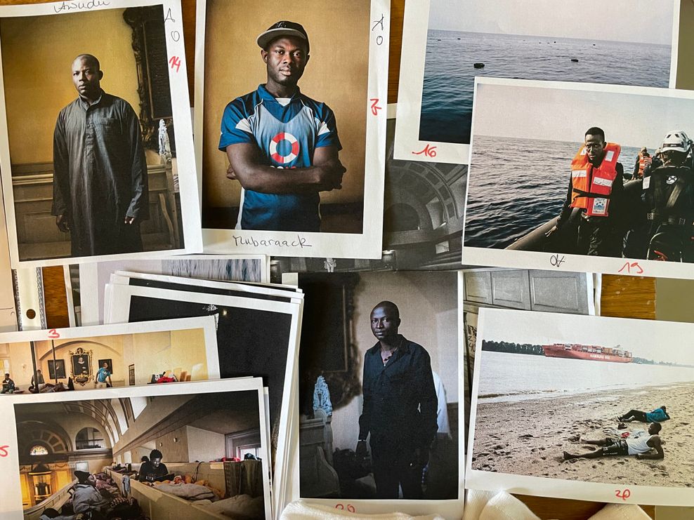 Die Künstlerin Maria Feck zeigt ihre Fotoaustellung der Geflüchteten von Lampedusa.