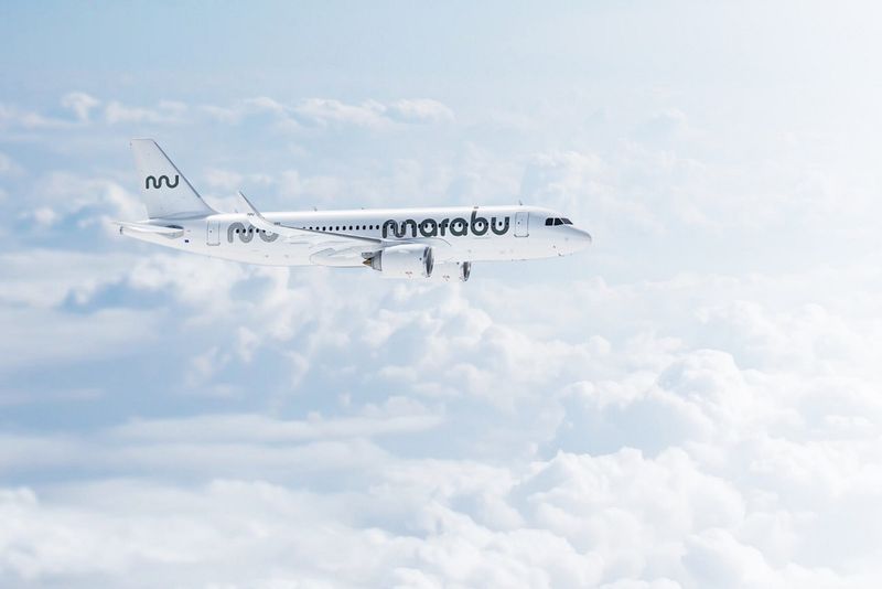 Een vliegtuig van Air Marabou in de wolken