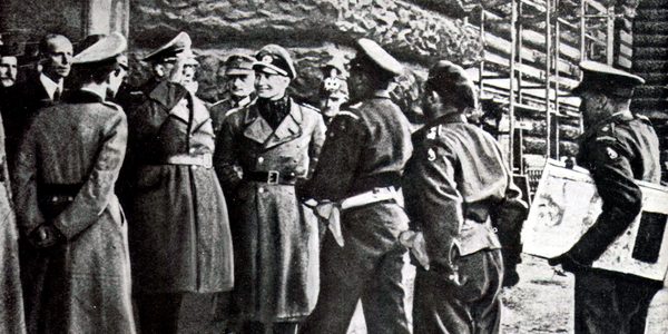 3. Mai 1945: Das Foto zeigt die Übergabe der Stadt Hamburg an den britischen Brigadier Douglas Spurling (3.v.r). Er wird vor dem Rathaus von Hamburgs Kampfkommandanten Generalmajor Alwin Wolz (2.v.l) in Empfang genommen.