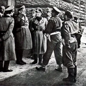 3. Mai 1945: Das Foto zeigt die Übergabe der Stadt Hamburg an den britischen Brigadier Douglas Spurling (3.v.r). Er wird vor dem Rathaus von Hamburgs Kampfkommandanten Generalmajor Alwin Wolz (2.v.l) in Empfang genommen.