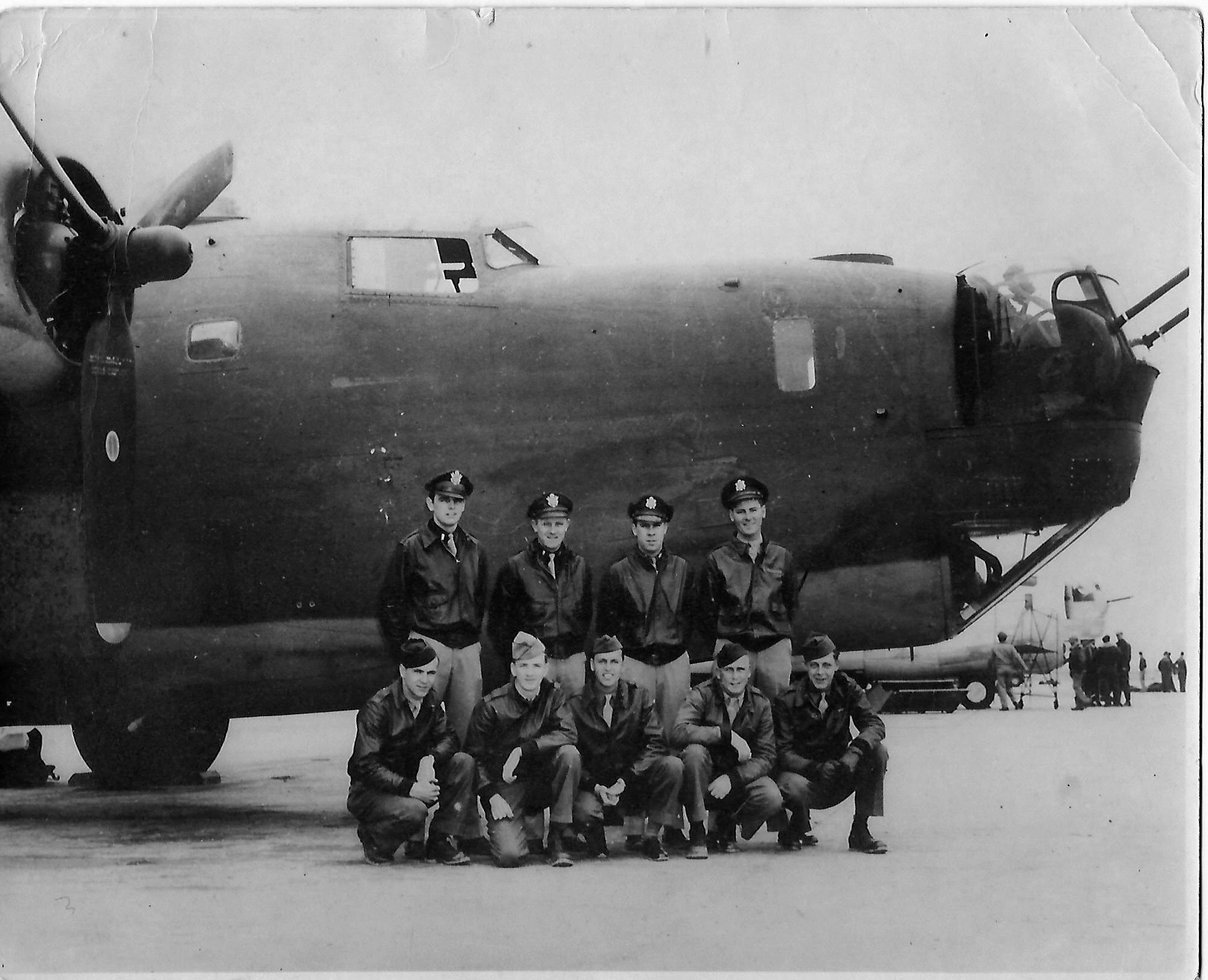 Dean B. Strain (oben links) und seine Truppe kamen bei dem Absturz mit der 42-51481 ums Leben. (Archivbild)