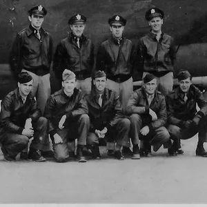 Dean B. Strain (oben links) und seine Truppe kamen bei dem Absturz mit der 42-51481 ums Leben. (Archivbild)