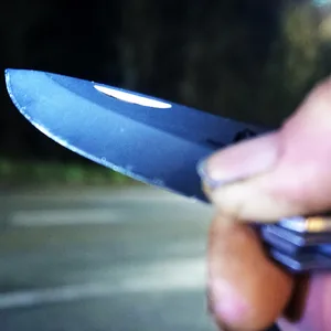 Eine Hand hält ein Messer (Symbolbild).