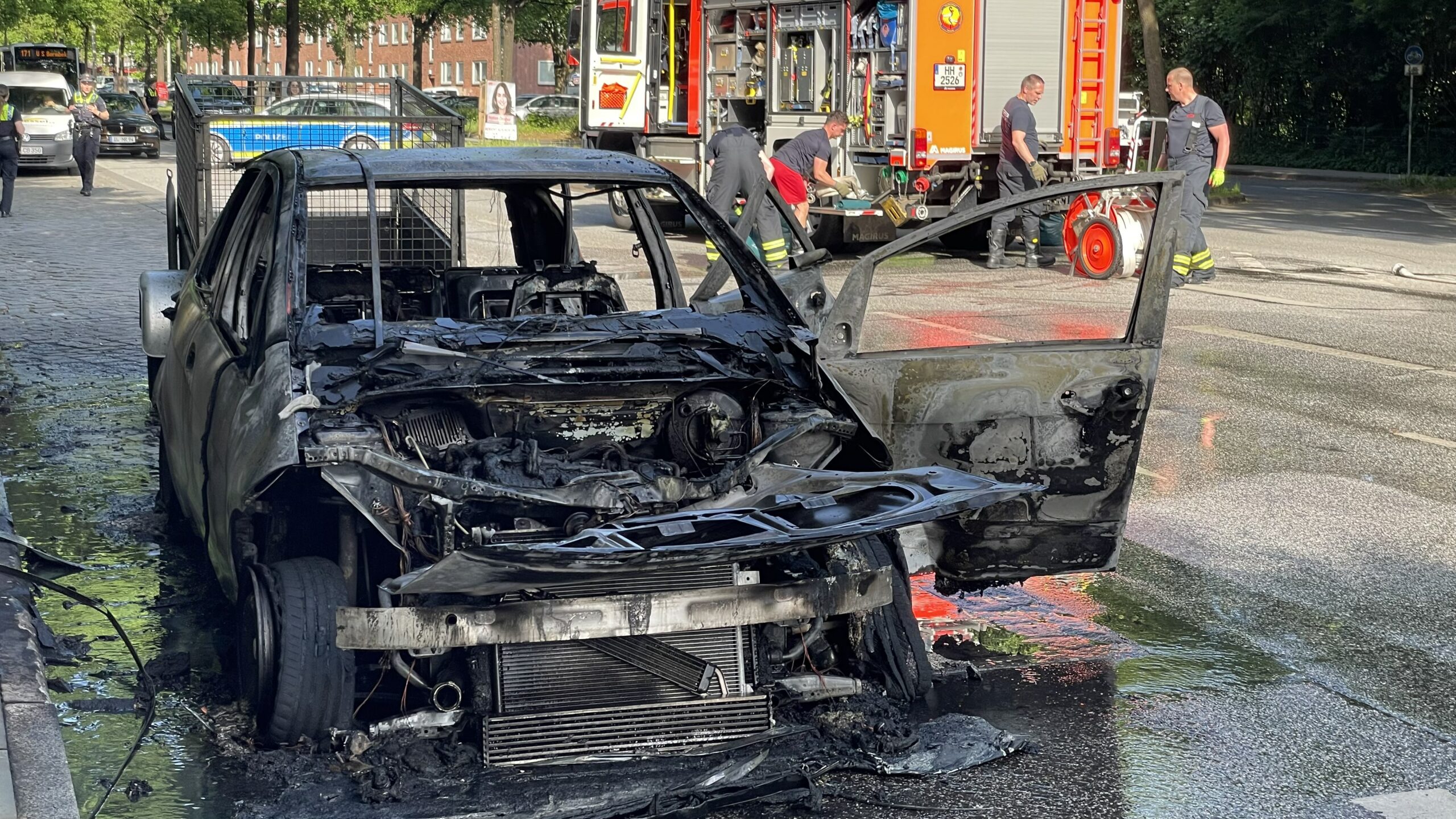 Mitten auf dem Friedrich-Ebert-Damm fing dieses Auto während der Fahrt Feuer und brannte vollkommen aus. Der Fahrer konnte sich retten.