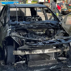 Mitten auf dem Friedrich-Ebert-Damm fing dieses Auto während der Fahrt Feuer und brannte vollkommen aus. Der Fahrer konnte sich retten.