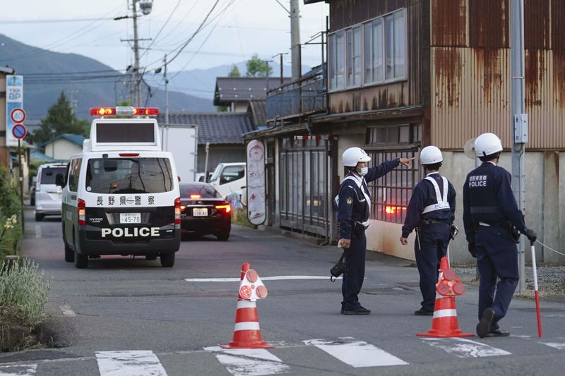 Polizeikräfte riegeln den Bereich um den Tatort in der japanischen Präfektur Nagano ab.