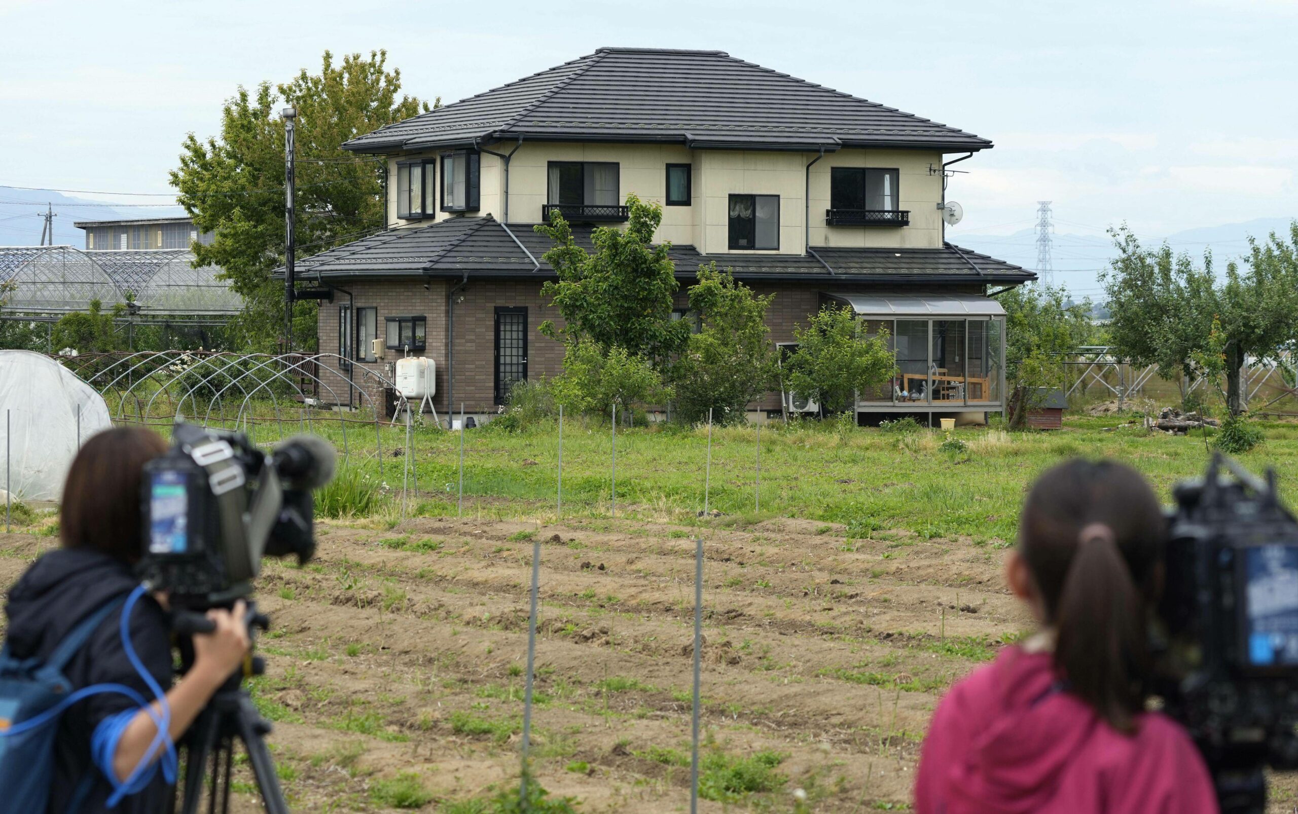 Kamerateams am Tatort in der japanischen Präfektur Nagano.