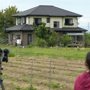 Kamerateams am Tatort in der japanischen Präfektur Nagano.