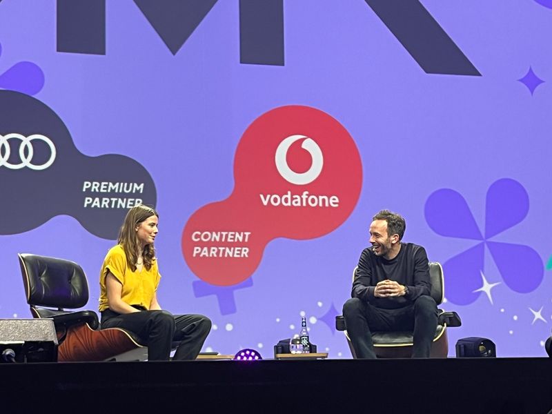 Luisa Neubauer und Philipp Westermeyer kabbeln sich auf der OMR-Bühne.