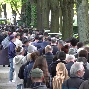 lange Schlangen vor dem türkischen Generalkonsulat