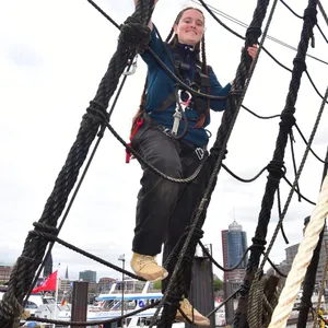Als Schiffsjunge an Bord der „Götheborg of Sweden“: Victoria König (22) klettert in die Wanten als hätte sie nie was anderes gemacht.
