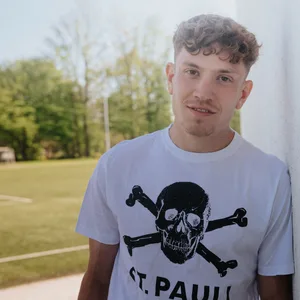 Philipp Treu mit St. Pauli-Shirt